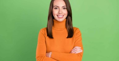 Photo portrait woman smiling folded hands casual outfit isolated pastel green color background.